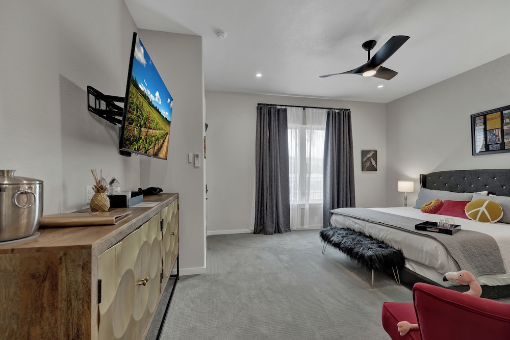 The Bentley Hotel Beatles Room Hill Country View - photo 6