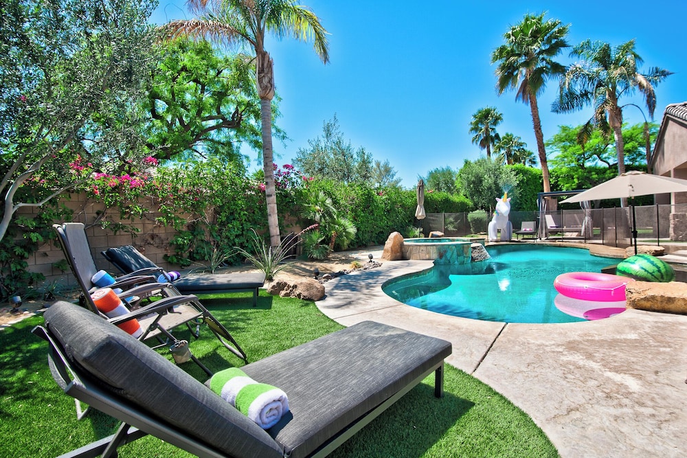 Casa Serenity Luxury Living w Pool & Jacuzzi — 5-Star Luxury Hotel in Indio, United States