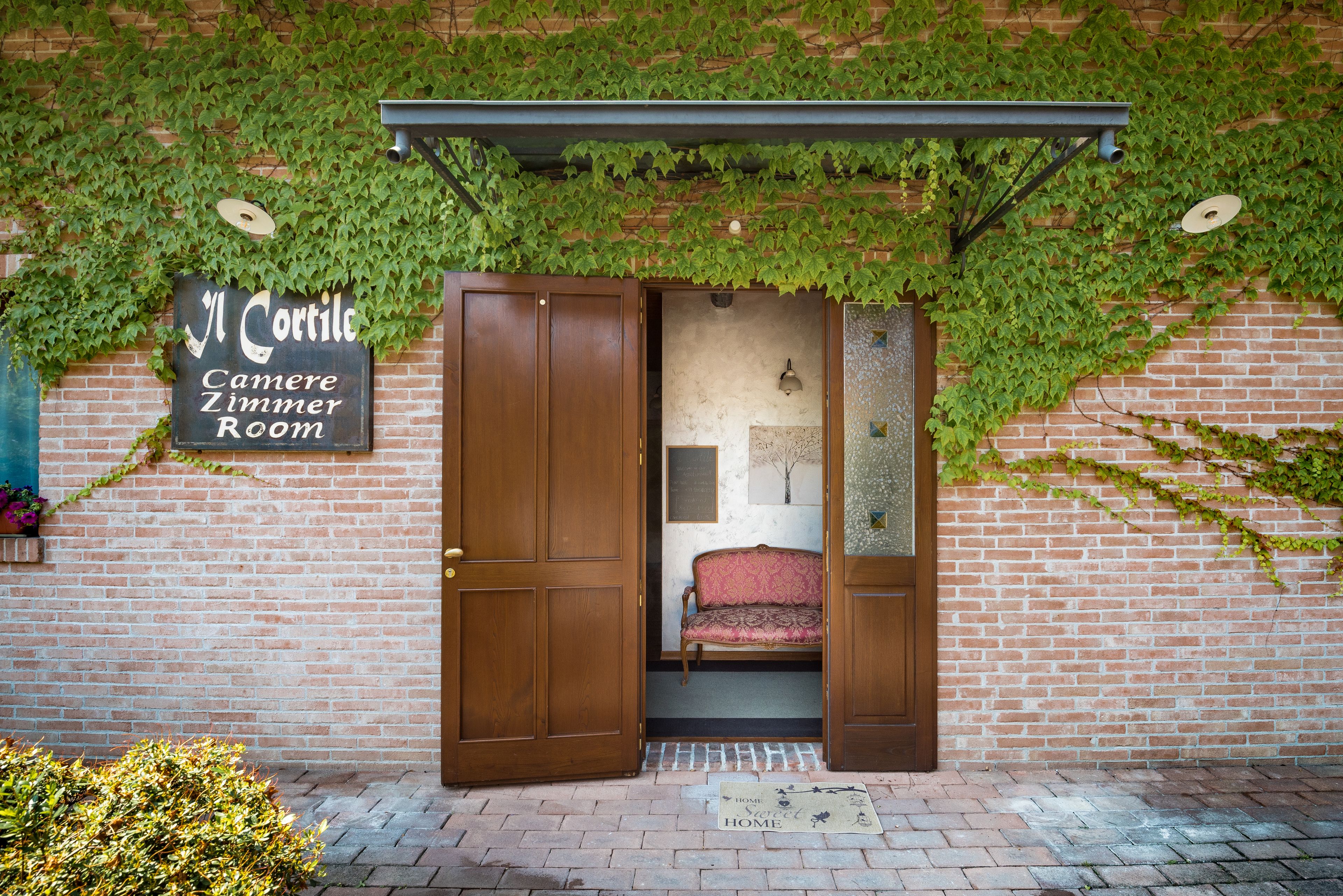 Agriturismo Il Cortile — 4-Star Luxury Hotel in Diano D'alba, Italy