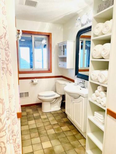 Unforgettable 4 bedroom 3 bath waterfront cabin — 4-Star Luxury Hotel in Coloma, United States