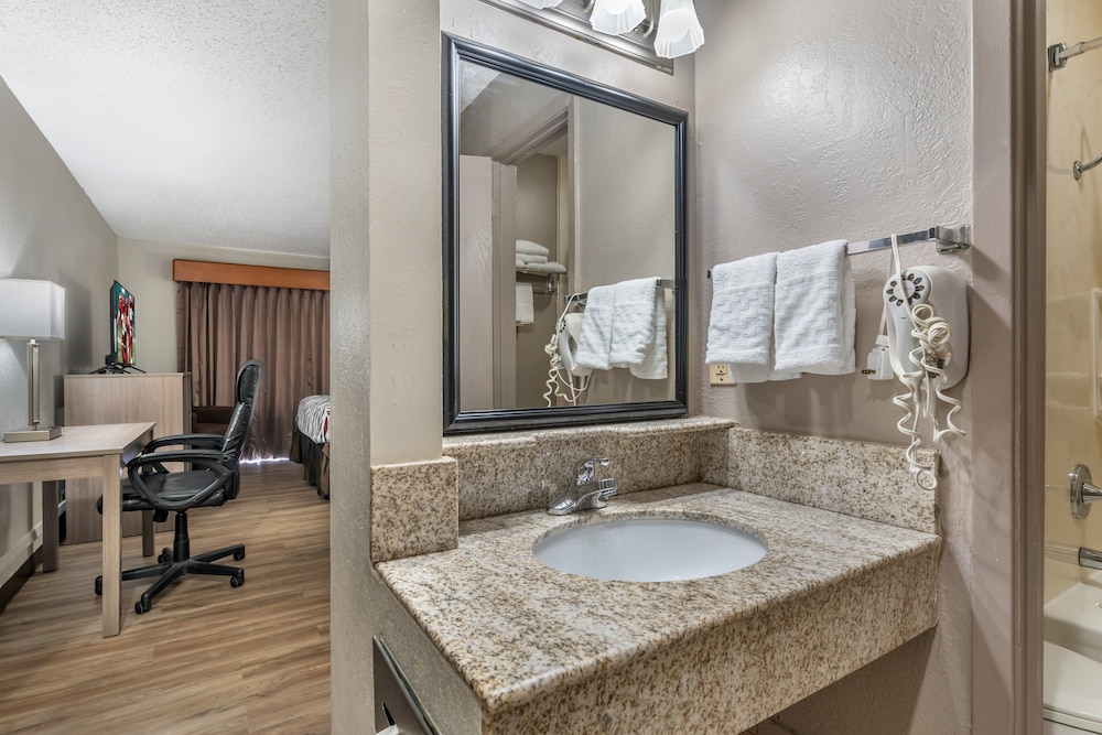 Red Roof Inn & Suites Sulphur Springs - photo 25