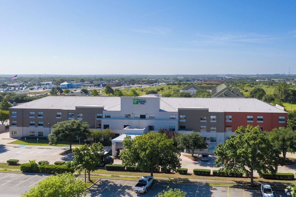 Holiday Inn Express & Suites Round Rock - photo 34