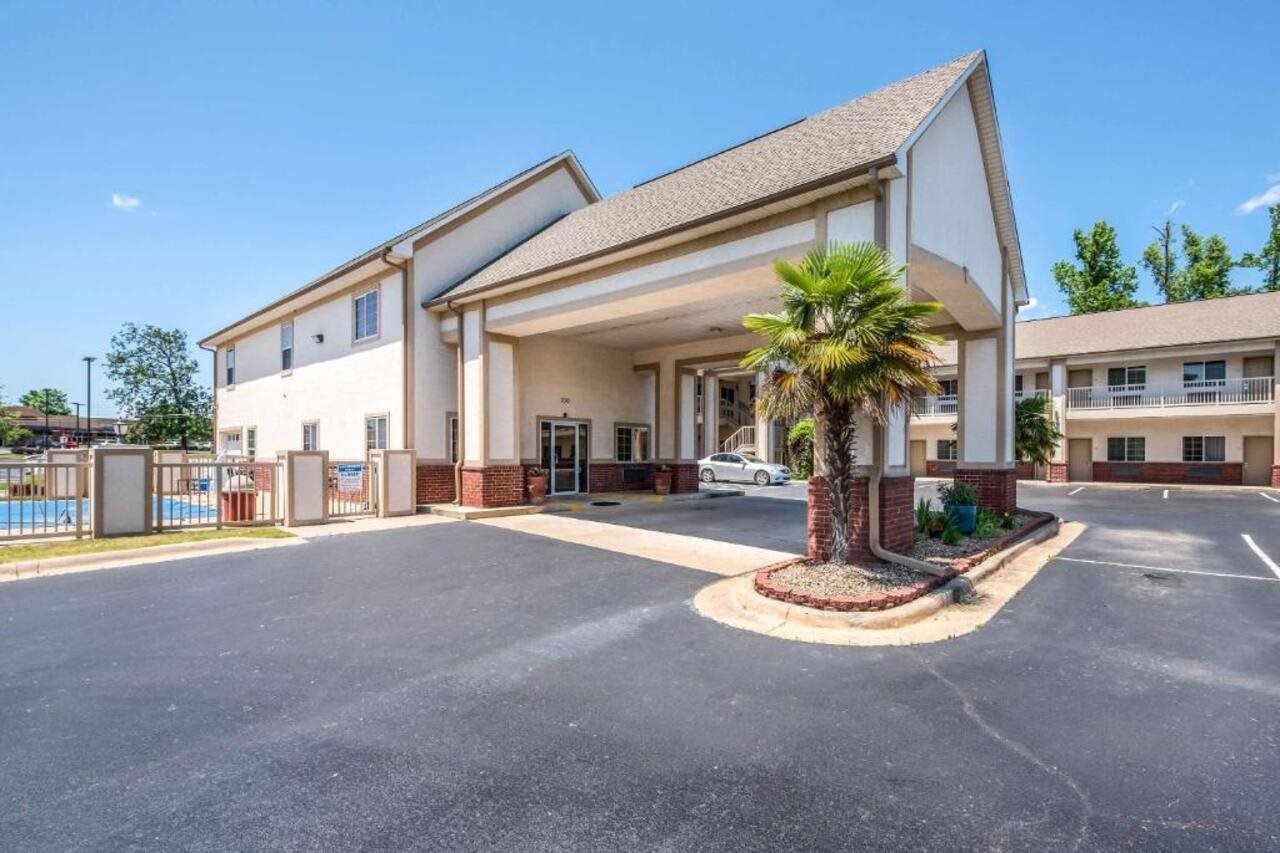 Bryant Inn & Suites - photo 2