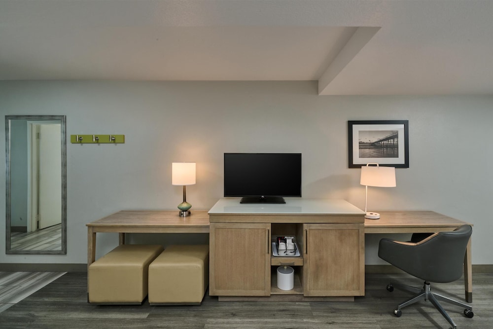Hampton Inn & Suites Hermosa Beach - photo 12