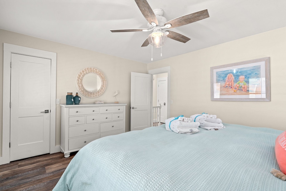 Newly Renovated 140 Feet To White Sandy Beaches Pool Grill - photo 4