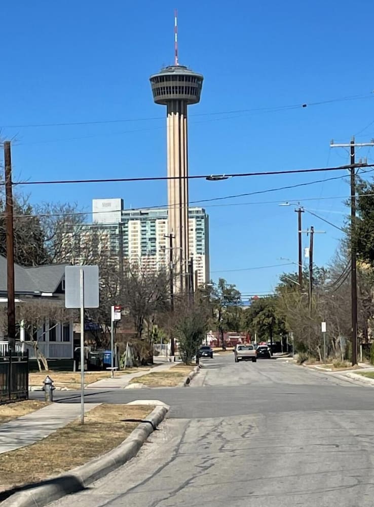 Dazzling 3 BR2 BA Home Near Downtown Tower Americas - photo 28