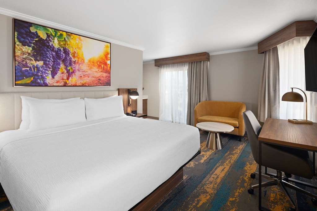 La Quinta Inn & Suites by Wyndham Yakima Downtown - photo 33