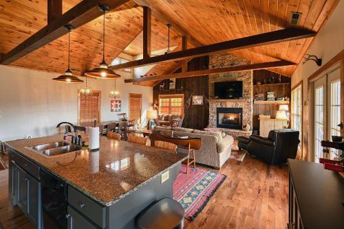 Flying Squirrel Lakeview House Spacious House with Private Deck and Hot Tub — 4-Star Luxury Hotel in Topton, United States