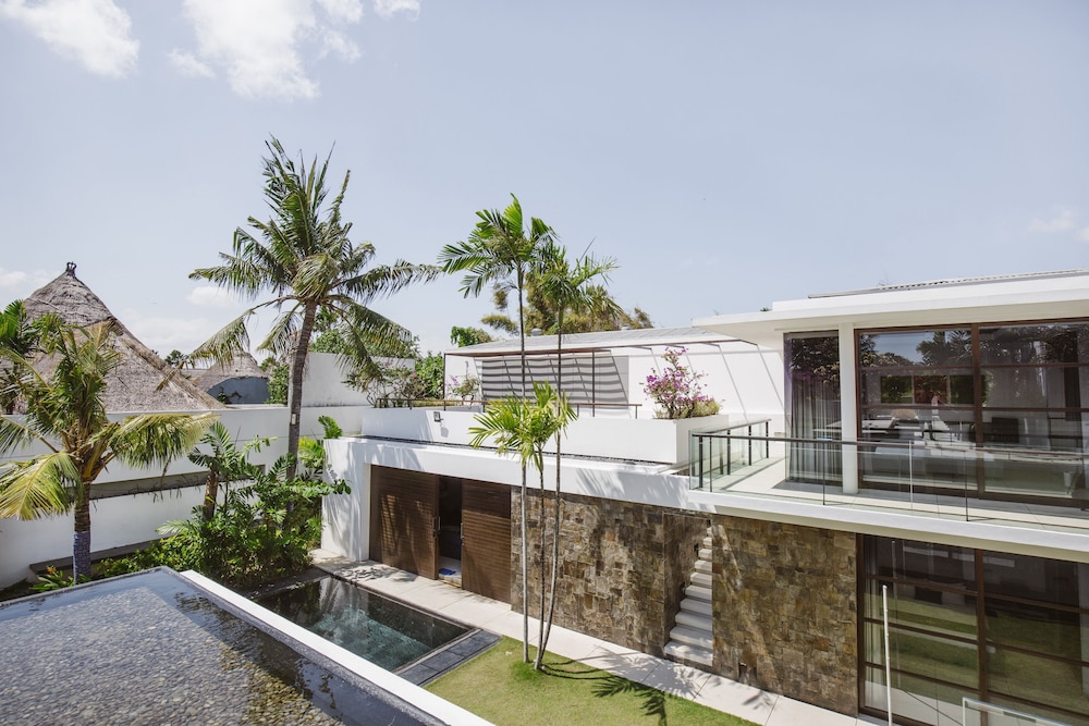 Aqua — 4-Star Luxury Hotel in Seminyak, Indonesia