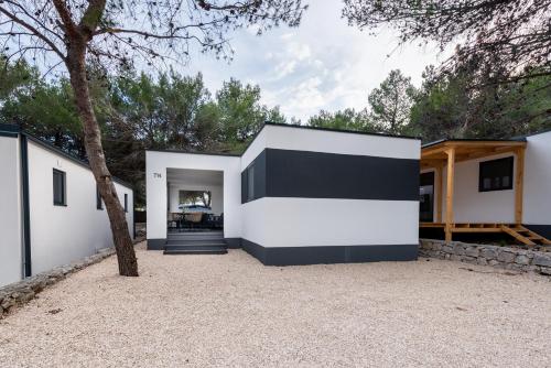 Luxury mobile home CŒUR DE LA MER Oaza Mira Resort 50 m from the beach in Pakostane, Croatia