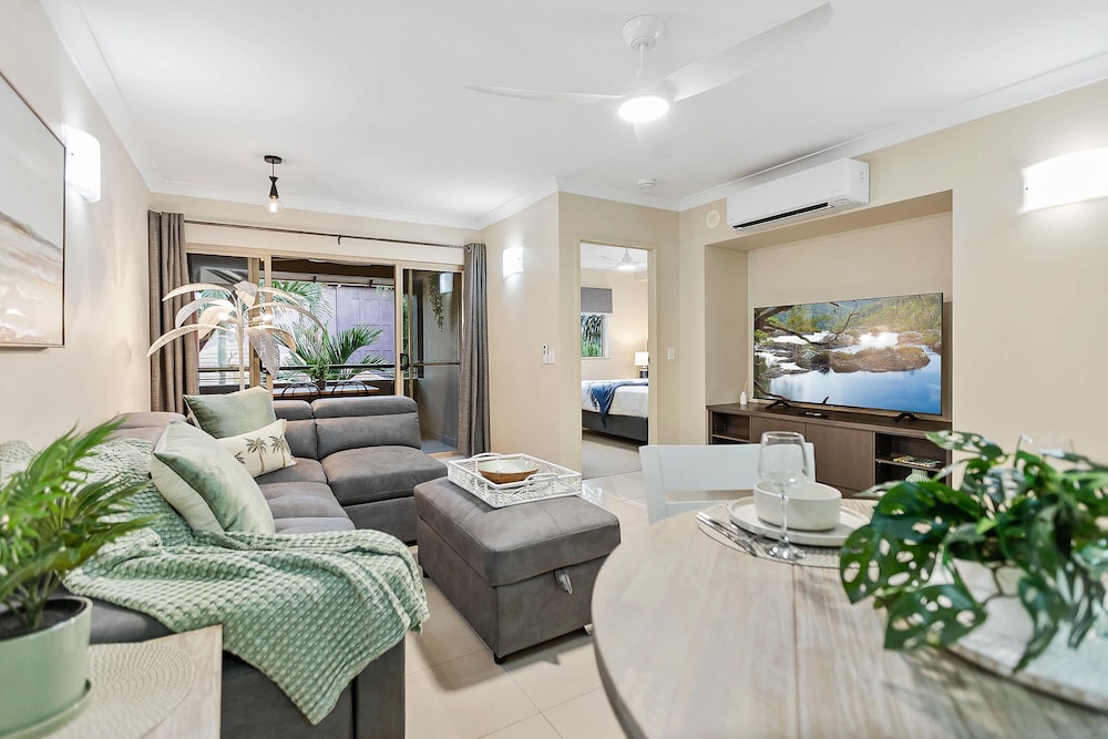 Lux Resort Cairns I 9 Pools Gym & BBQ I free Parking — hotel in Westcourt