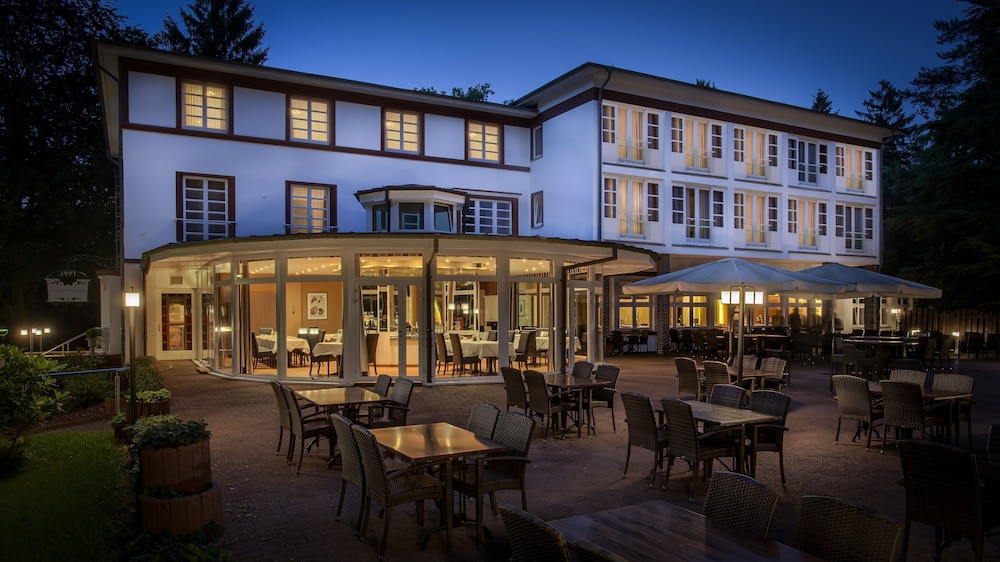 Hotel Waldhalle — 4-Star Luxury Hotel in Moelln, Germany