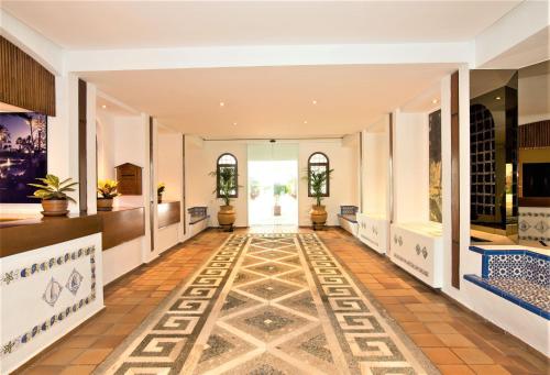 Beachfront Apt for a no Car Holiday Puerto Banus Free Wifiparkingtvaircon — 4-Star Luxury Hotel in Marbella, Spain
