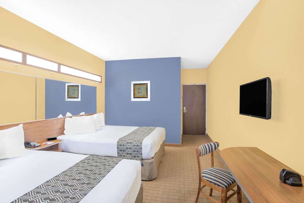 Microtel Inn & Suites by Wyndham Chili Rochester Airport - photo 9