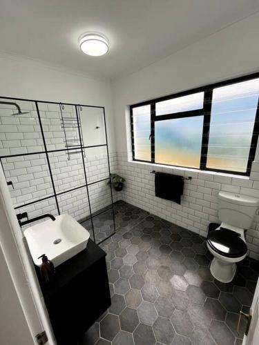 Centrally located modern 2 bedroom home & parking