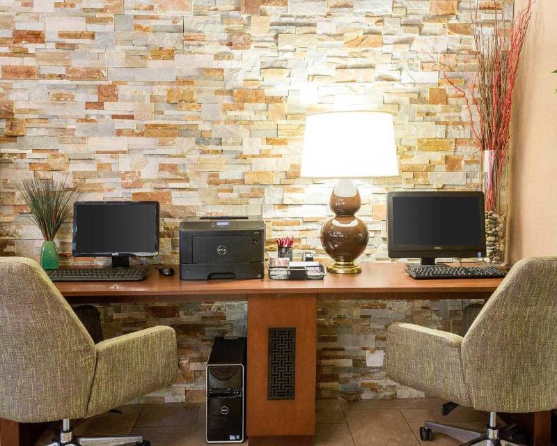 Russell Inn and Suites - photo 7