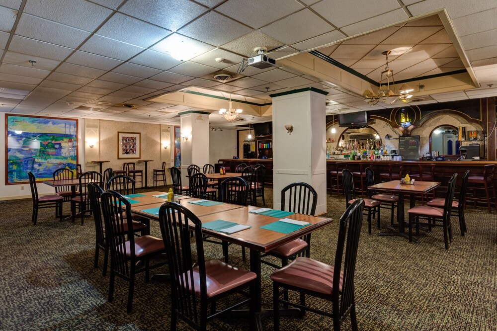 University Hotel & Suites - photo 29