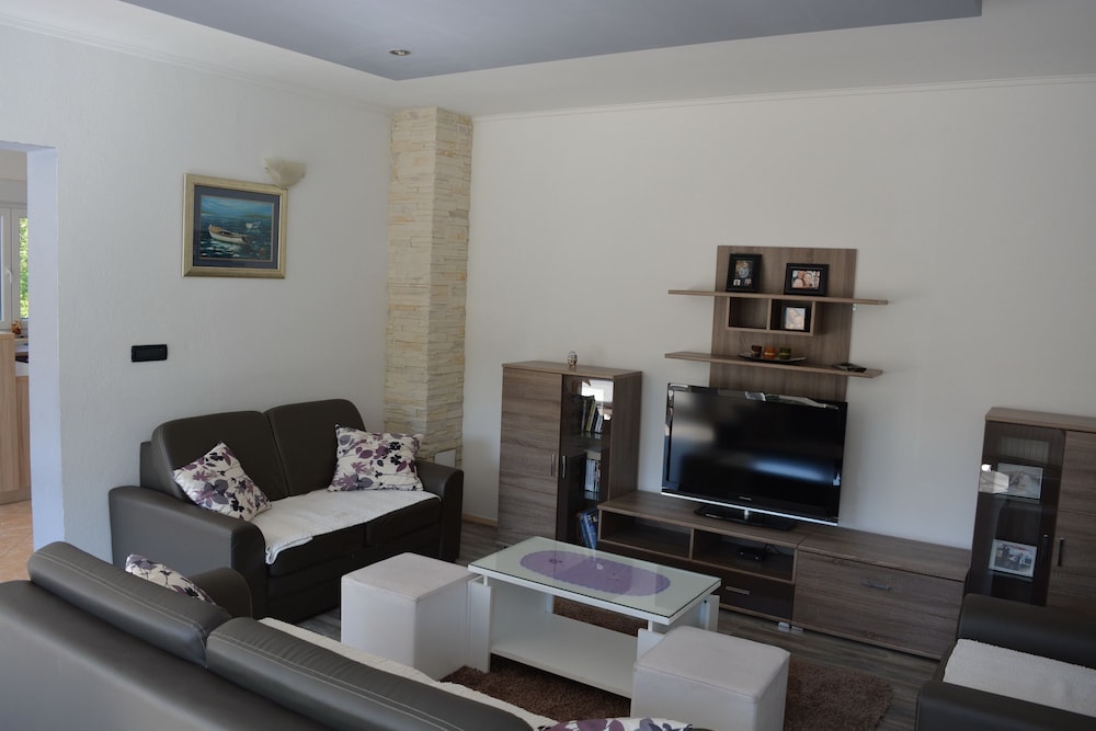 Holiday House 4M — 4-Star Luxury Hotel in Podbablje, Croatia