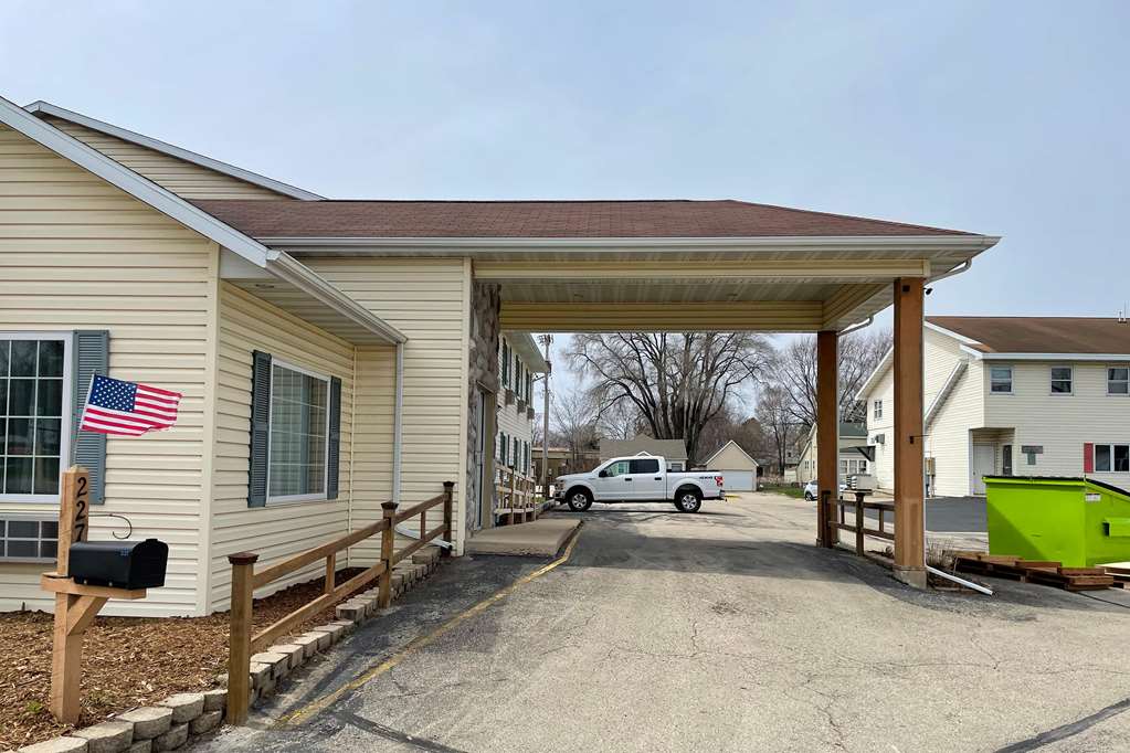 Super 8 by Wyndham Berlin WI - photo 2