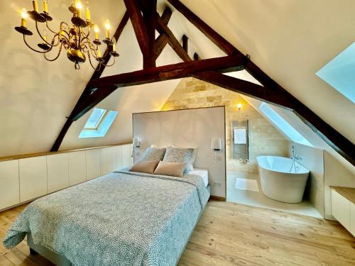 Le Loft by Best Keys Prestige Vue Cathedrale Poutres Apparentes Baignoire Ilot Centre Ville Smart TV Machine a Cafe Nespresso Wifi Illimite Check In Autonome — hotel in Sens