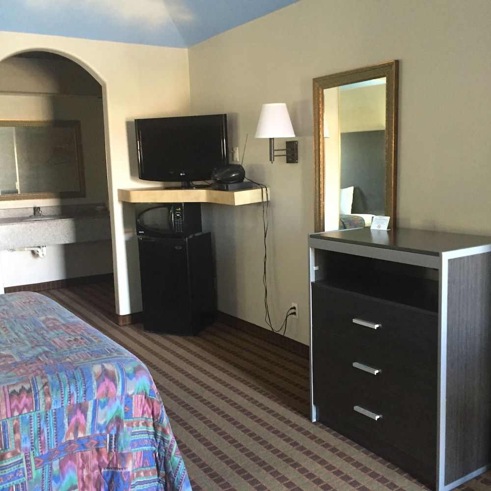 Camelot Inn & Suites Hobby Gulf Freeway — hotel near William P. Hobby Airport