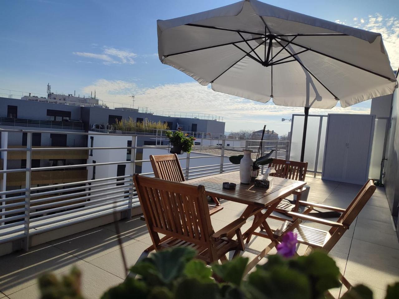 Penthouse 108 M2 Terrasse & Parking Paris Sud Orly Parc Expo — hotel in Bagneux