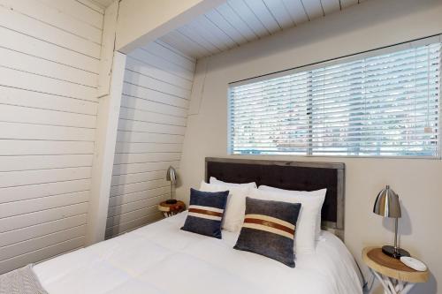 Canterbury Kings Beach Treehouse — 4-Star Luxury Hotel in Kings Beach, United States