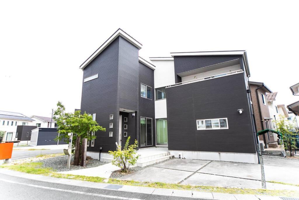 Shiga Lakeside Villa in Minamishinbo — 4-Star Luxury Hotel in Otsu, Japan