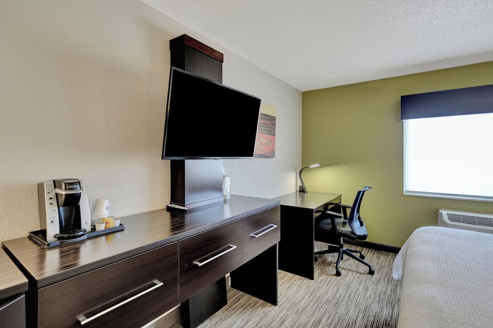 Holiday Inn Express Hotel & Suites Beatrice by IHG - photo 66