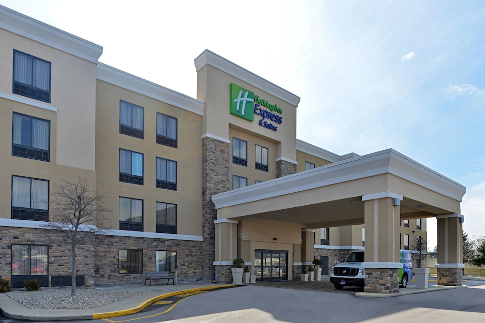 Holiday Inn Express and Suites Indianapolis W Airport Area