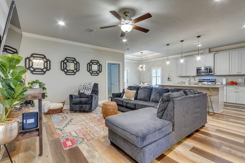 Chic Navarre Getaway w Large Yard: 4 Mi to Beach in Navarre, United States