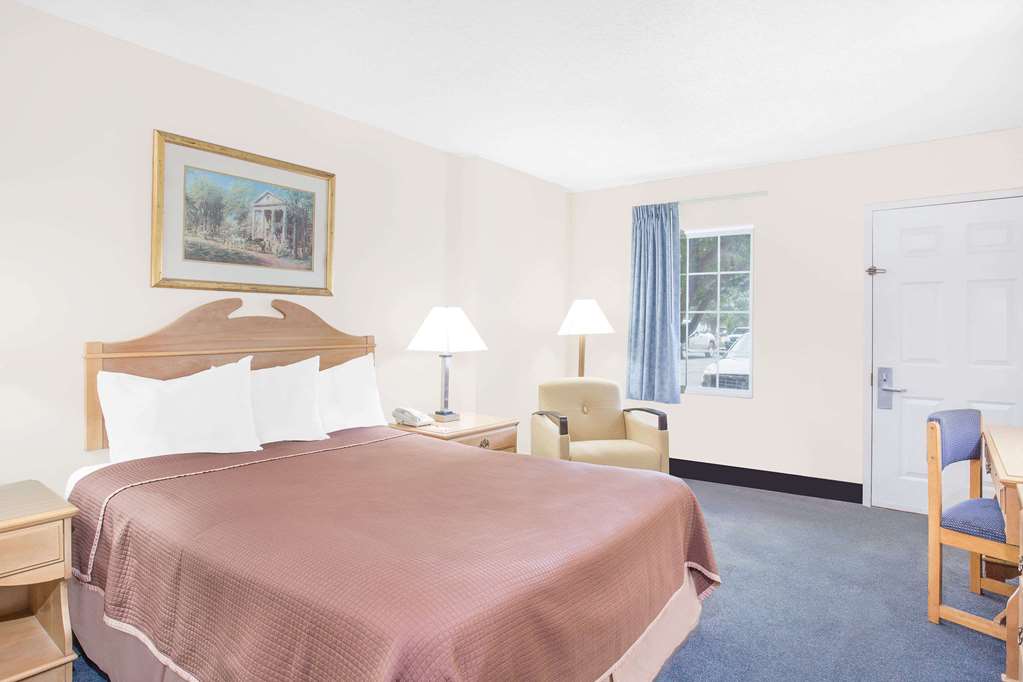 Howard Johnson by Wyndham Staunton - photo 15