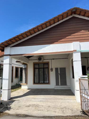 Rumah Armand Masjid Tanah Ria 3 4BR Fully Aircond Masjid Tanah Melaka in Alor Gajah, Malaysia