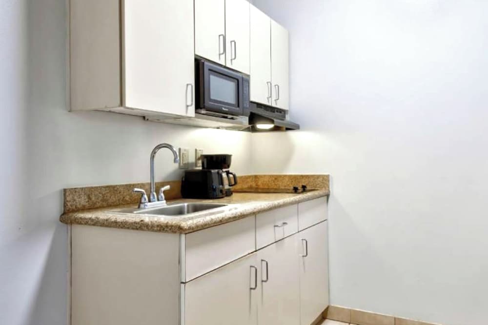 OYO Townhouse Sulphur LA Extended Stay - photo 14