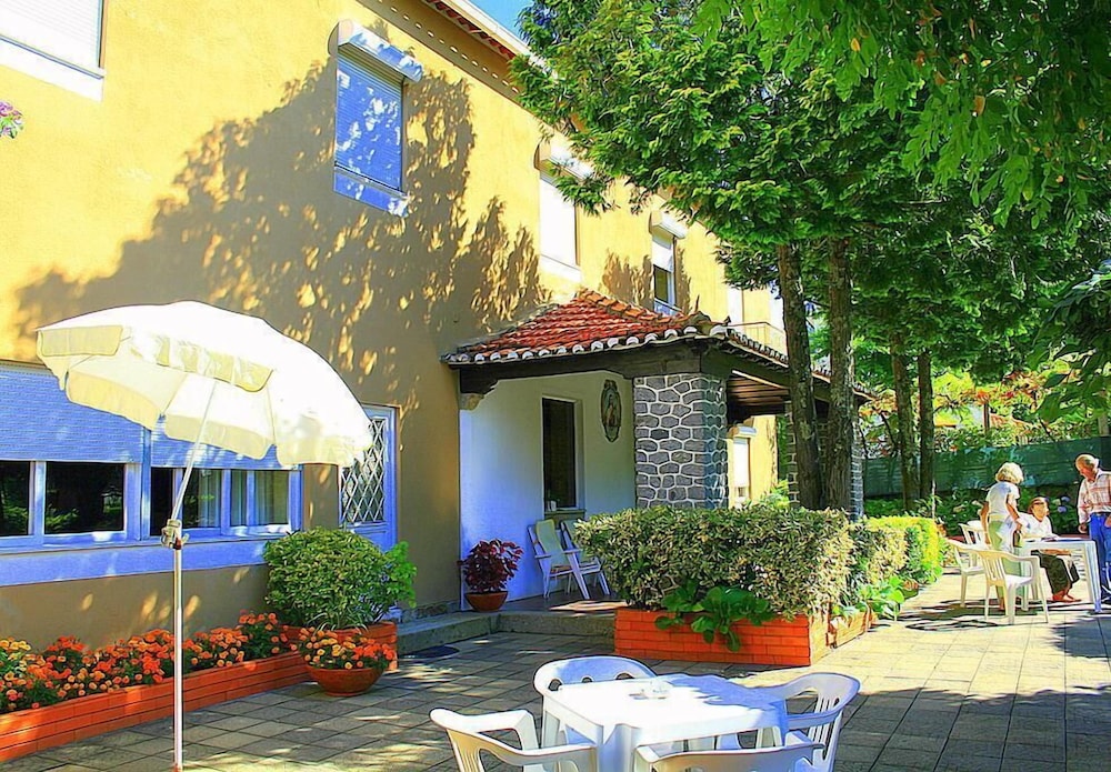 Corredoura Garden Alojamento — hotel in Amares