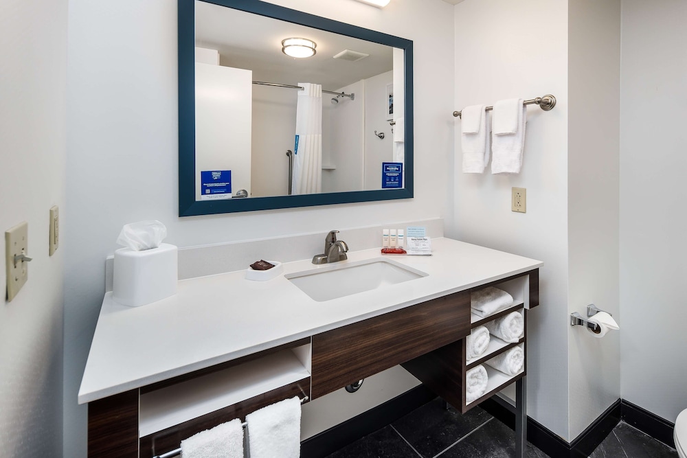 Hampton Inn & Suites Navarre - photo 17