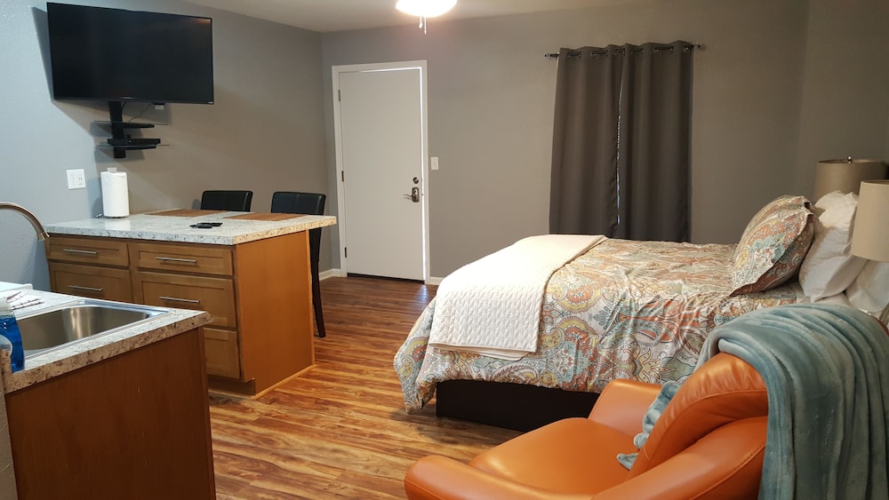 Tower Extended Stay Suites - photo 5