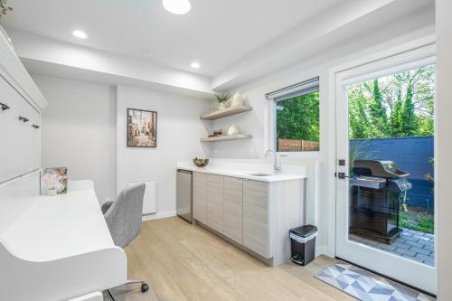 Rooftop Patio with Waterview Private Garden & Grill 3BR 3BA Modern Cityscape - photo 8