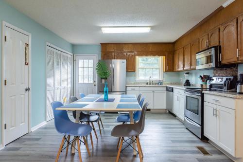 Beach Happy by Oak Island Accommodations - photo 35