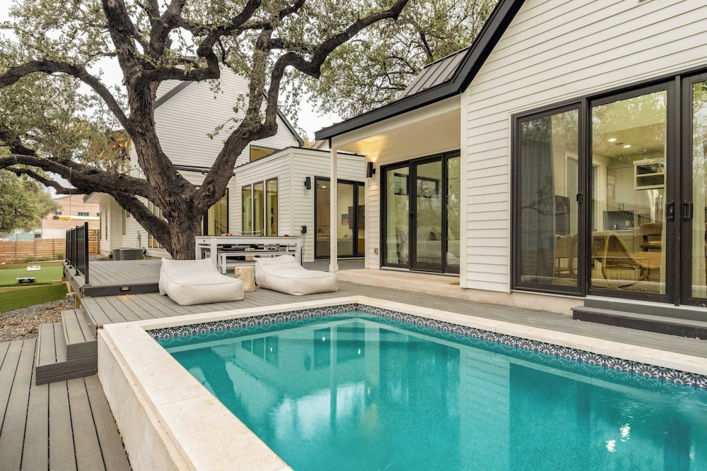 6BDR Luxe Pool Retreat City Views Ping Pong Foosball Guest House Henley — 4-Star Luxury Hotel in Austin, United States