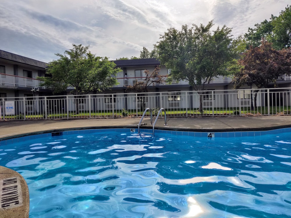 Sprucewood Inn - photo 24