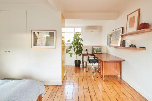 The Retro Soul Cosy CBD Refuge for Creative Minds — 4-Star Luxury Hotel in Melbourne, Australia