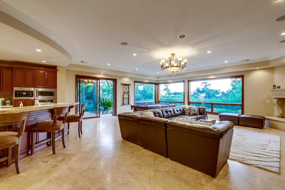 Tropical 5BR La Jolla Retreat by NamaStay - photo 16