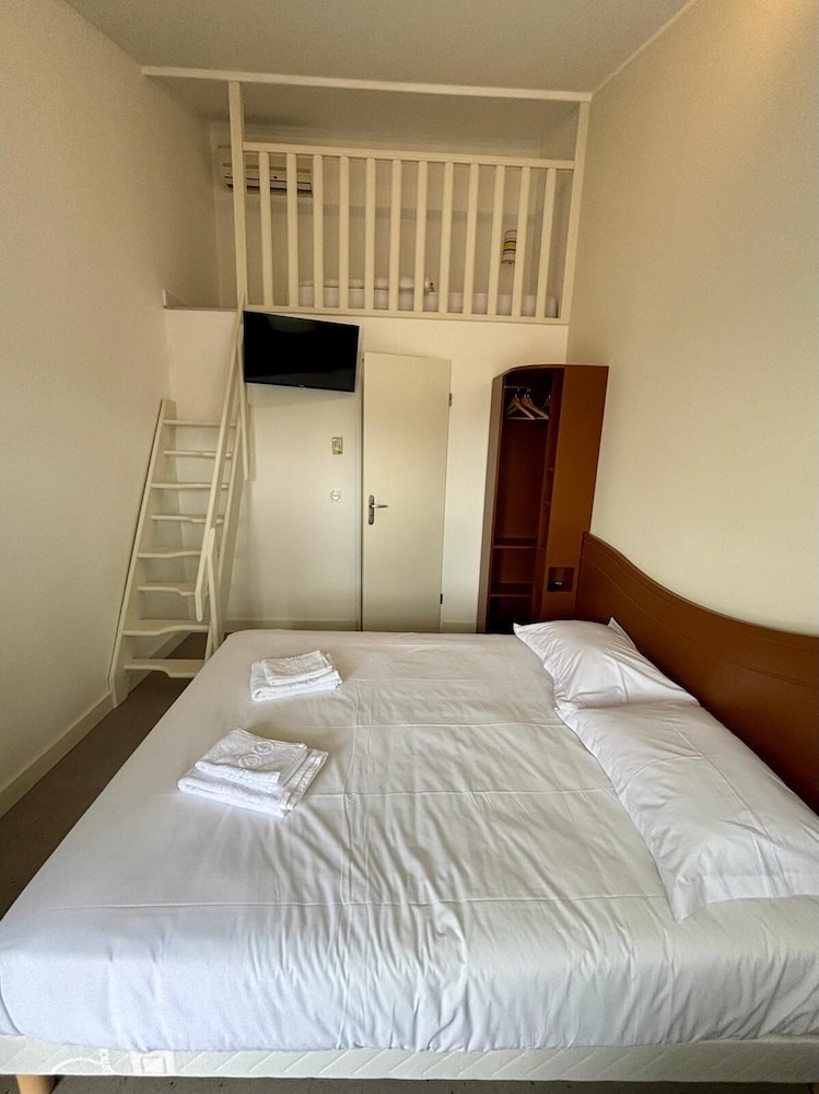 Halte Hotel in Saint-Jean-D'angely, France