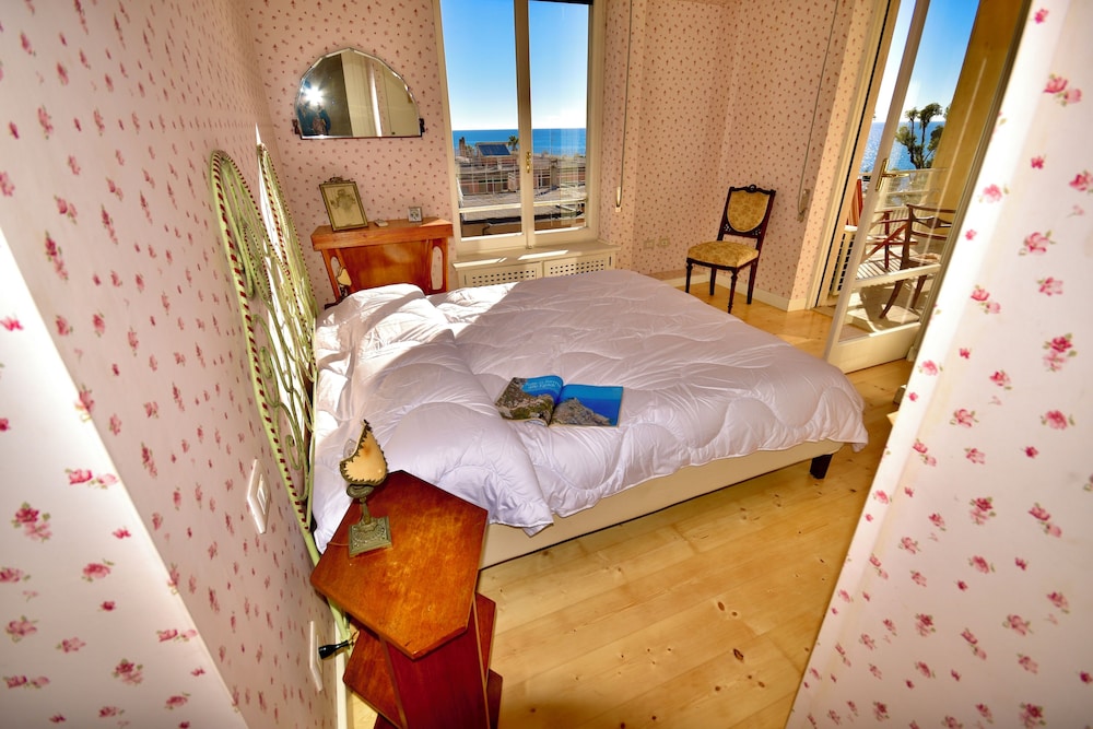 Sequoia Sunset - carbon neutral hotel in Unknown City