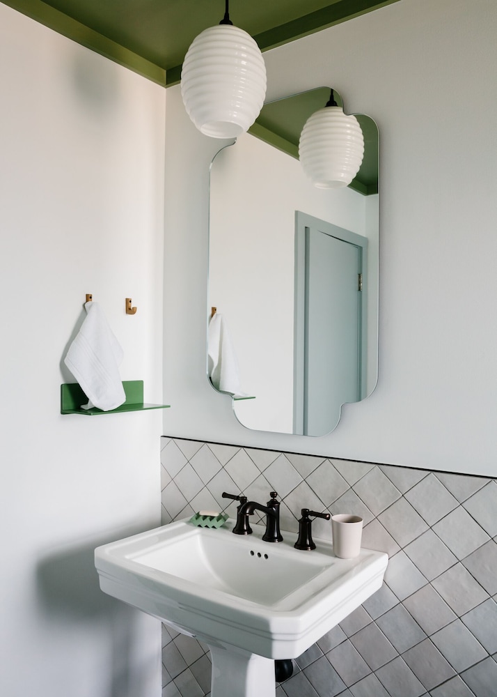 Daunt's Albatross Motel - photo 12