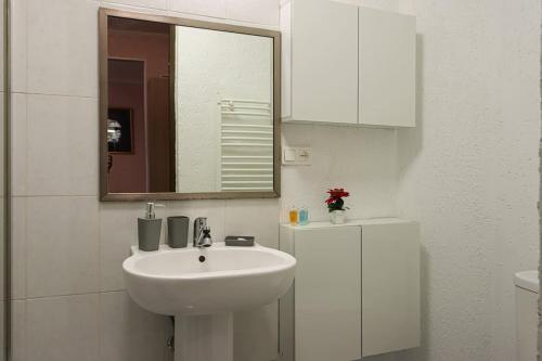 Cozy Apt near Vake Park By Wehost