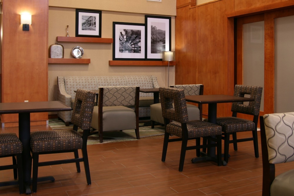 Hampton Inn & Suites Manchester Bedford - photo 6