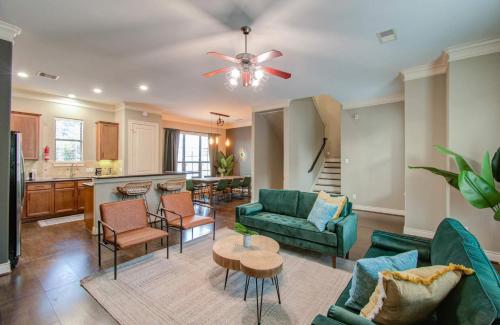 Chic & Central 3 BD Townhouse Mins to DT — 4-Star Luxury Hotel in Houston, United States
