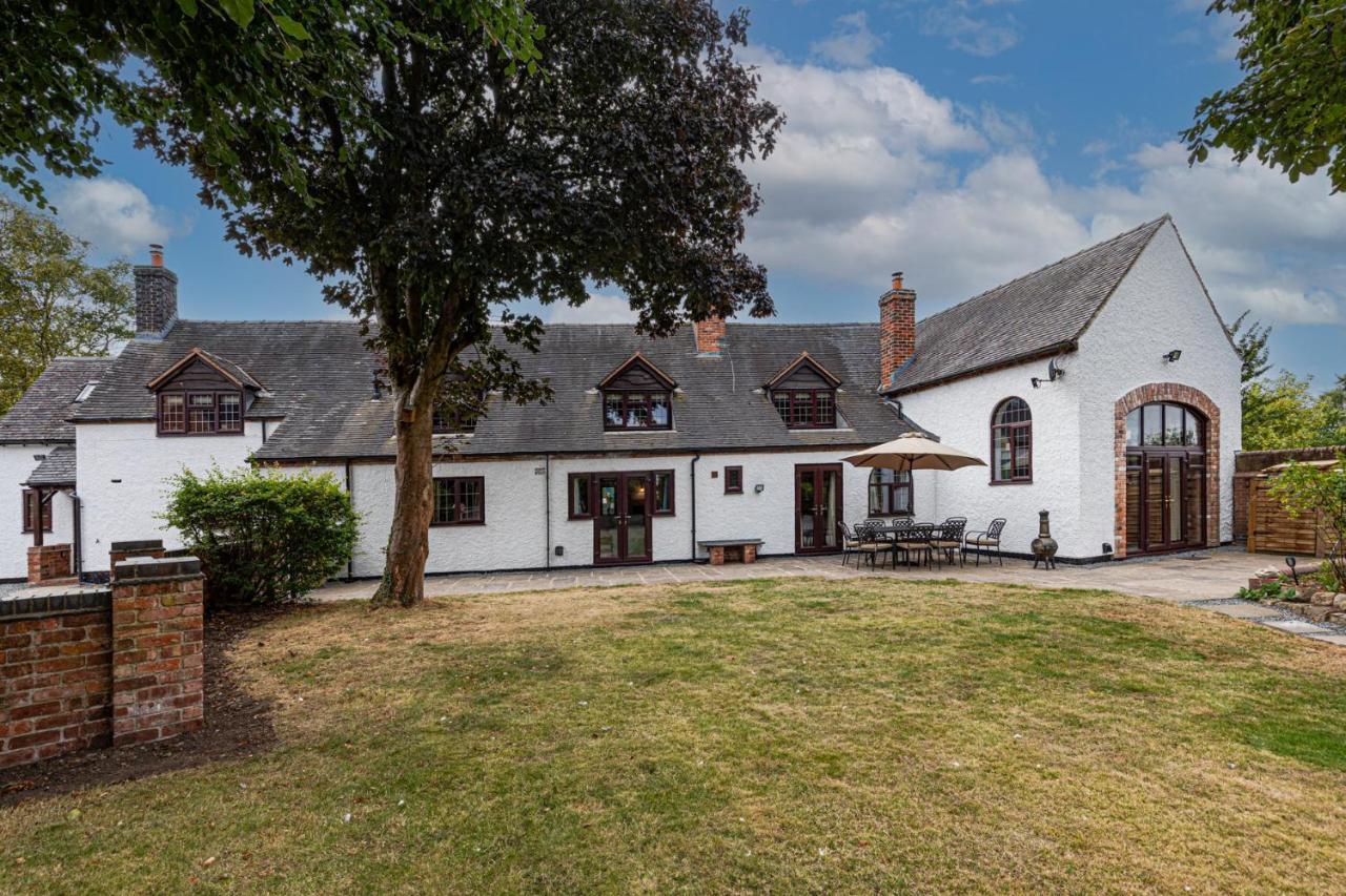 Rustic 5 Bed Farm House in Derbyshire sleeps 9 — 4-Star Luxury Hotel in Swadlincote, United Kingdom